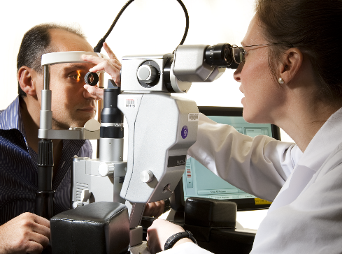 Eye doctor looks for leaking blood vessels Eye doctor looks for leaking blood vessels