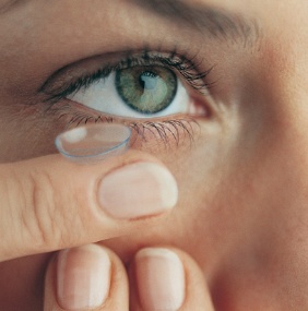 Inserting a soft contact lens Inserting a soft contact lens
